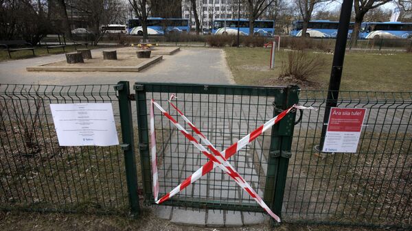 Закрытый для посещения сквер в Таллине