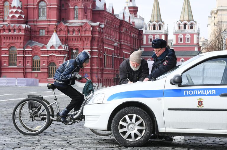 Проверка сотрудниками правоохранительных органов соблюдения режима самоизоляции в Москве