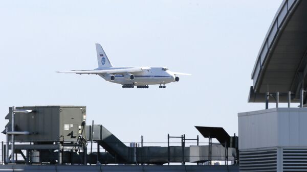 Российский военно-транспортный самолет Ан-124 с медицинским оборудованием и защитными масками в международном аэропорту Кеннеди