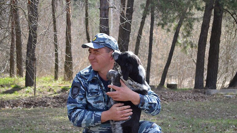 Начальник Центра кинологической службы УМВД России по городу Старому Осколу Сергей Коровин и пес Бим