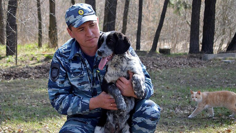 Начальник Центра кинологической службы УМВД России по городу Старому Осколу Сергей Коровин и пес Бим