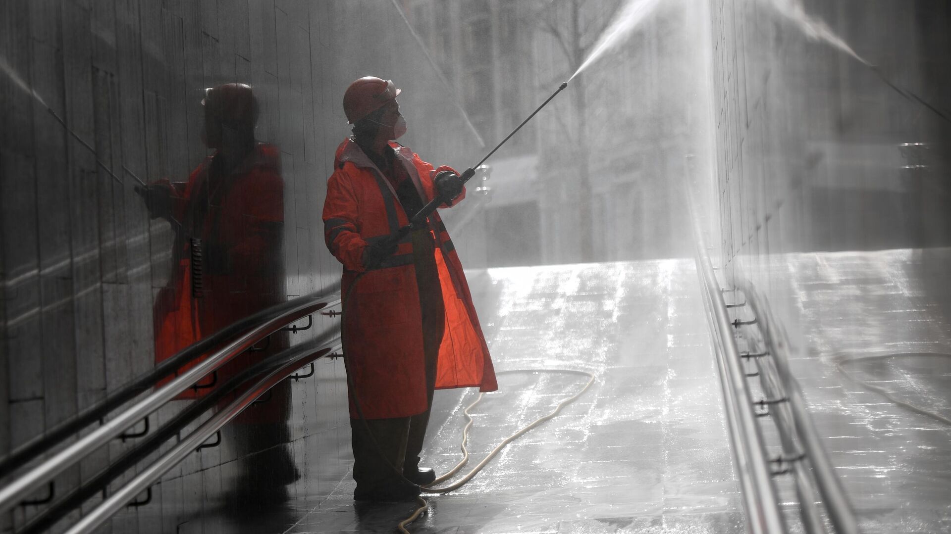 Сотрудник коммунальных служб во время уборки на улицах Москвы - РИА Новости, 1920, 23.11.2020