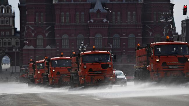 Автомобили коммунальных служб моют дороги в Москве