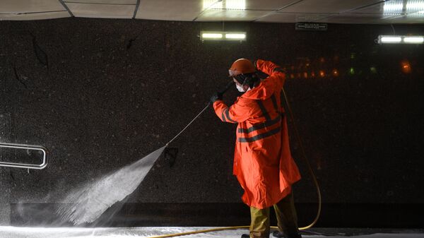 Сотрудник коммунальных служб во время уборки в одном из подземных переходов Москвы