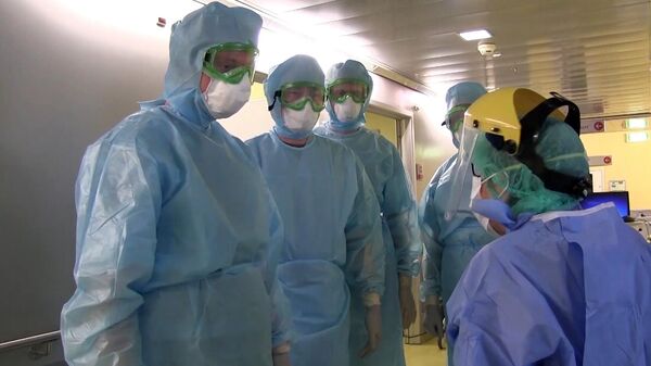 Врачи готовятся к приему пациентов в полевом госпитале в Бергамо