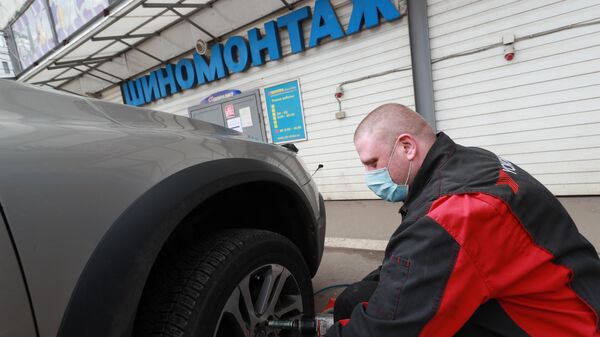 Работник шиномонтажа на Волоколамском шоссе в Москве