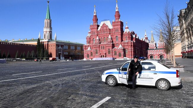 Сотрудник полиции на Красной площади в Москве