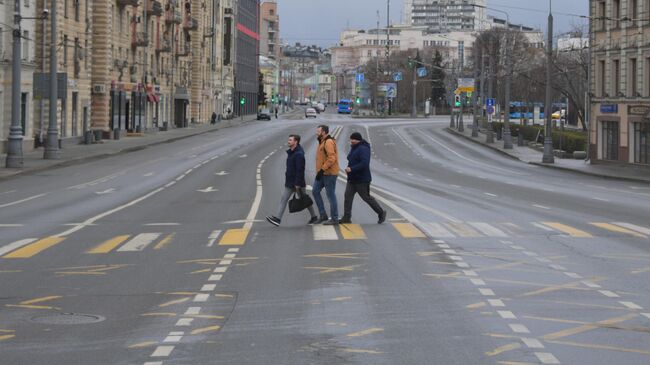 Прохожие на улице в Москве