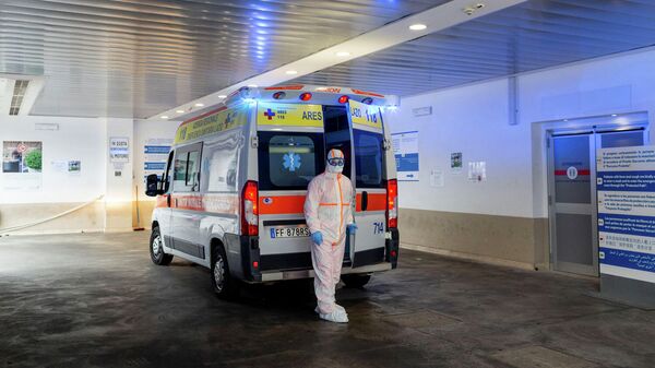 Автомобиль скорой помощи у больницы в Риме