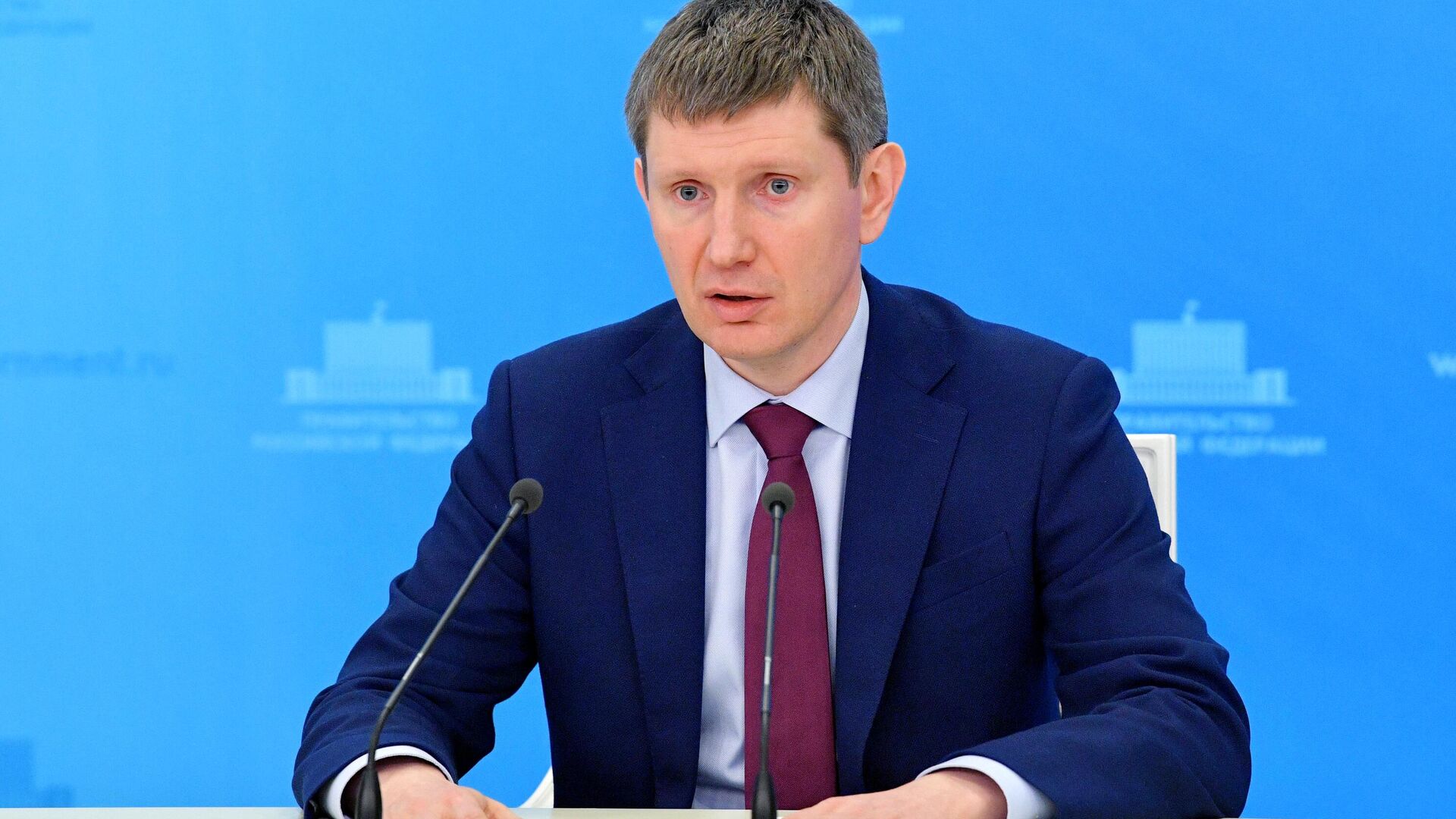 Министр экономического развития РФ Максим Решетников во время брифинга  - РИА Новости, 1920, 17.02.2025