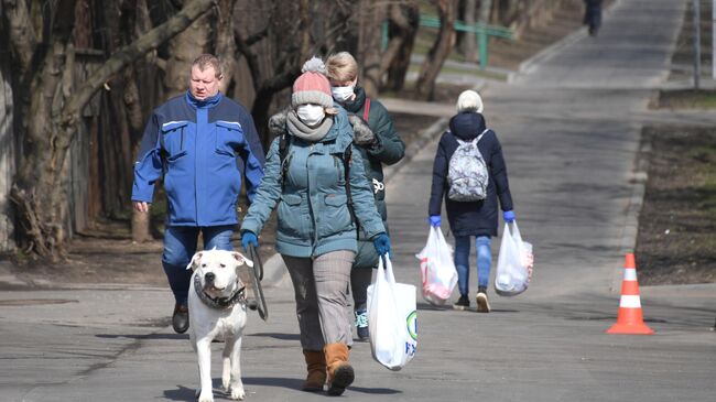 Люди в защитных масках на улице