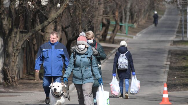 Люди в защитных масках на улице