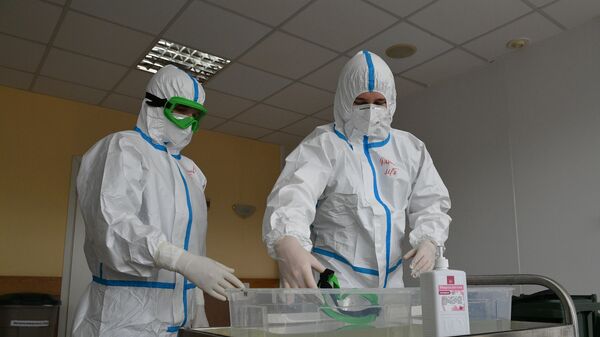 Медицинские работники в стационаре НМХЦ имени Пирогова, перепрофилированном для приема пациентов с коронавирусной инфекцией