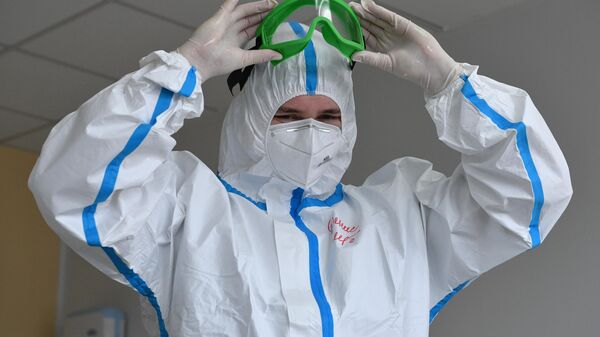 Медицинский работник в стационаре НМХЦ имени Пирогова, перепрофилированном для приема пациентов с коронавирусной инфекцией