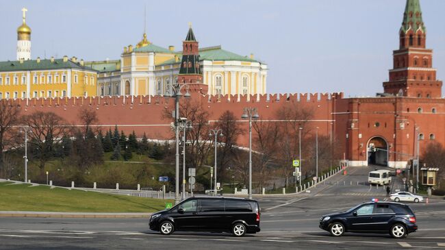 Автомобиль патриарха Московского Кирилла проезжает мимо Московского Кремля во время объезда города с иконой Богоматери Умиление. 3 апреля 2020