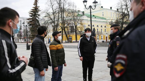 Сотрудники полиции общаются с прохожими в Нижнем Новгороде