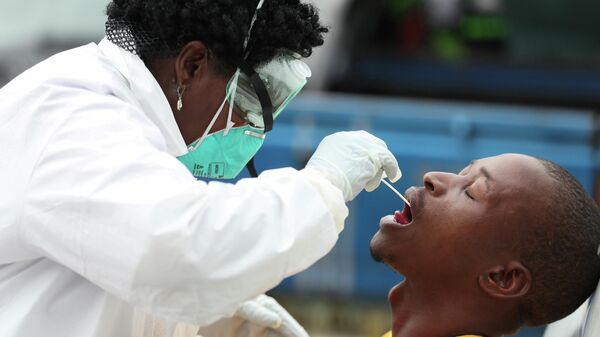Медицинский работник делает тест на коронавирус в Александре, Южная Африка