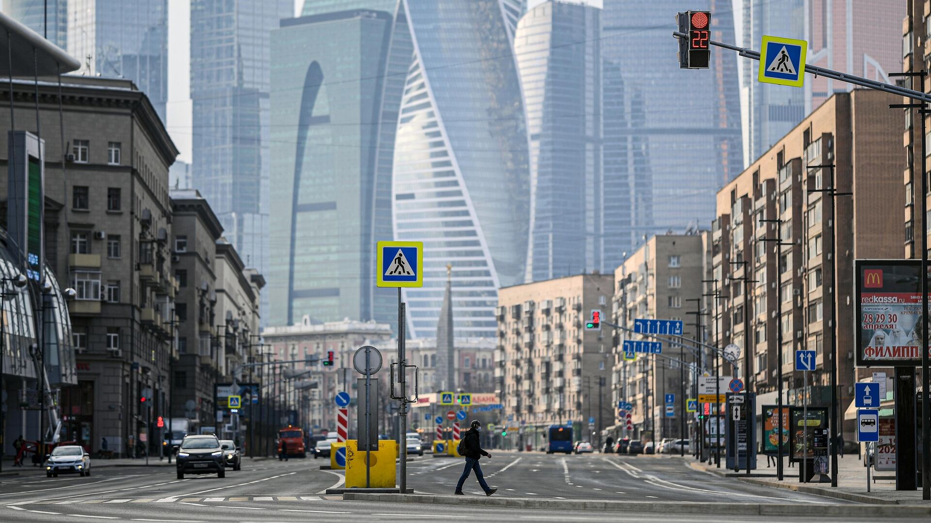 Пешеход переходит Большую Дорогомиловскую улицу в Москве - РИА Новости, 1920, 24.04.2020