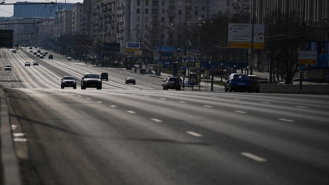 Автомобильное движение на Кутузовском проспекте в Москве