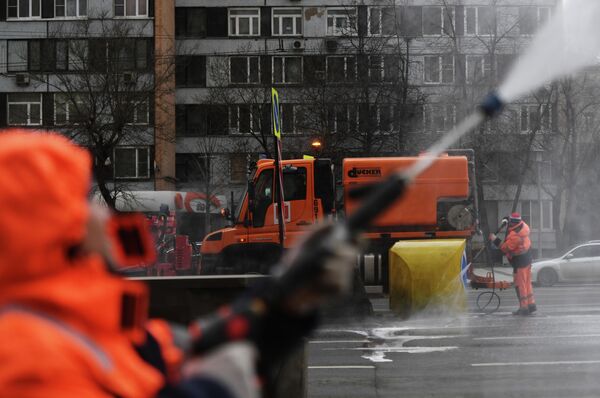 Сотрудники коммунальных служб во время уборки на улице Новинский бульвар в Москве.