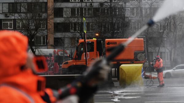 Сотрудники коммунальных служб во время уборки на улице Новинский бульвар в Москве.