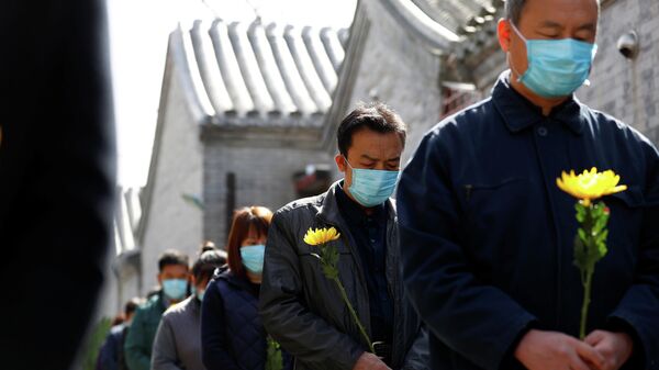 В Китае почтили память погибших от коронавируса. 4 апреля 2020