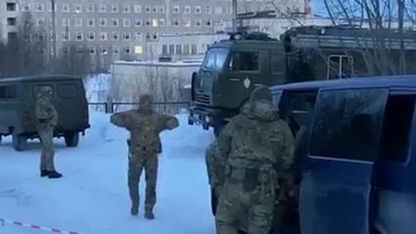 Сотрудники правоохранительных органов на месте ликвидации мужчины, планировавшего совершение теракта, в Мурманске