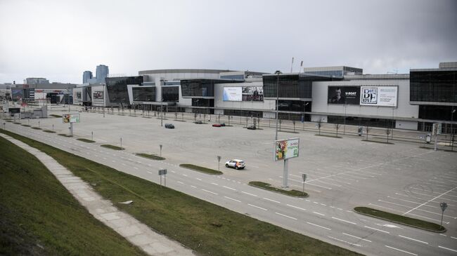Опустевшая парковка у торгового центра Крокус Сити Холл в Москве