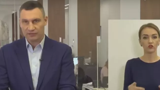 Виталий Кличко во время брифинга