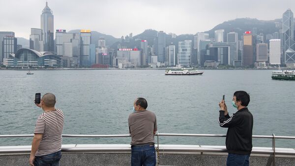 Туристы в медицинских масках на набережной в Гонконге
