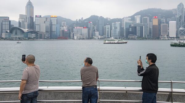 Туристы в медицинских масках на набережной в Гонконге