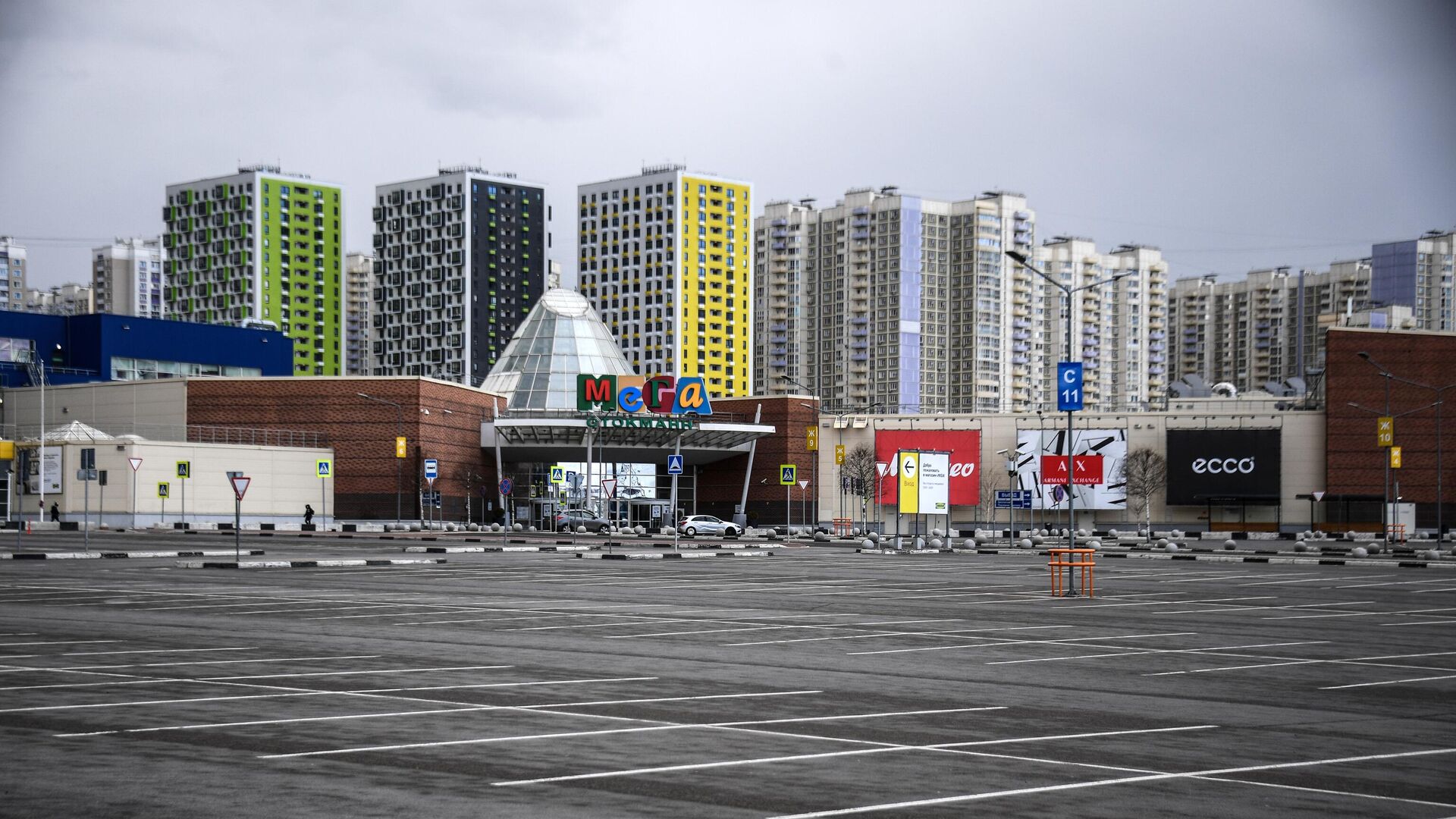 Опустевшая парковка у торгового центра МЕГА в Химках - РИА Новости, 1920, 15.06.2022
