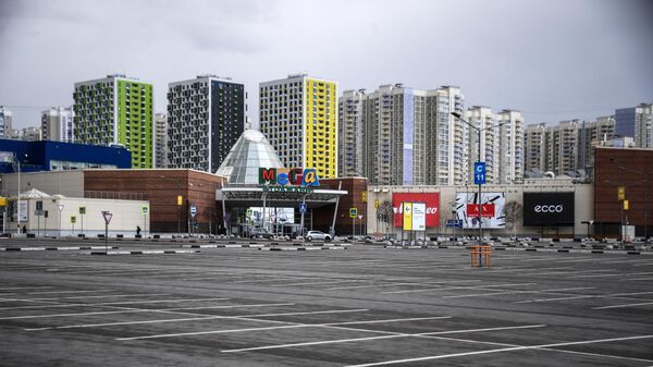 Опустевшая парковка у торгового центра МЕГА в Химках
