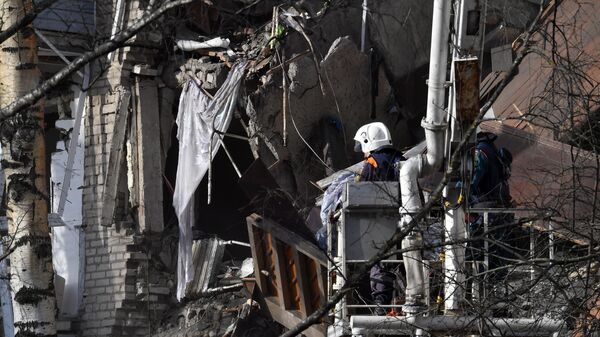Сотрудники МЧС РФ у поврежденного в результате взрыва бытового газа жилого дома в Орехово-Зуево