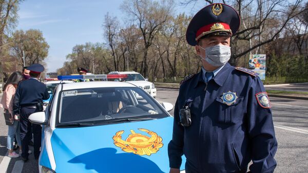 Сотрудники автоинспекции дежурят на одной из улиц в Алма-Ате
