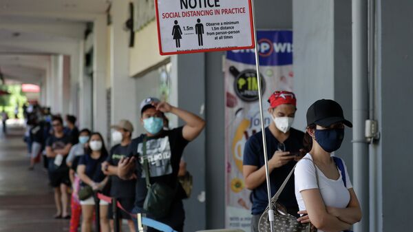 Местные жители в защитных масках на улице Манилы, Филиппины