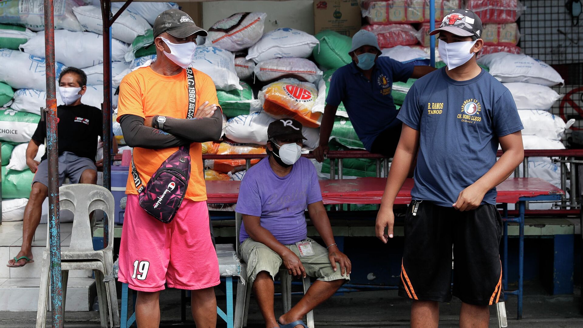 Местные жители в защитных масках на улице Манилы, Филиппины - РИА Новости, 1920, 13.01.2021