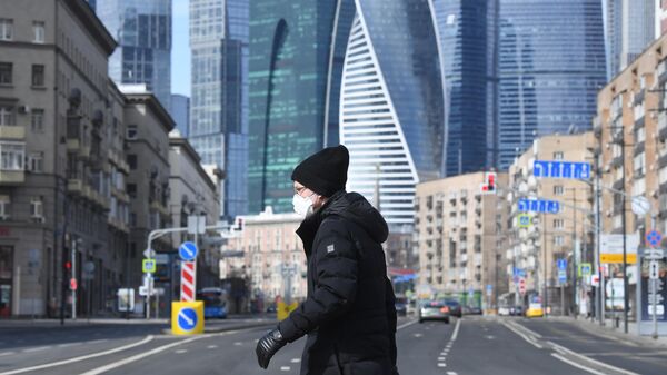 Пешеход переходит Большую Дорогомиловскую улицу в Москве