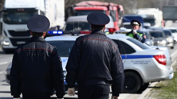 Сотрудники дорожно-патрульной службы на посту при въезде в город Ростов-на-Дону