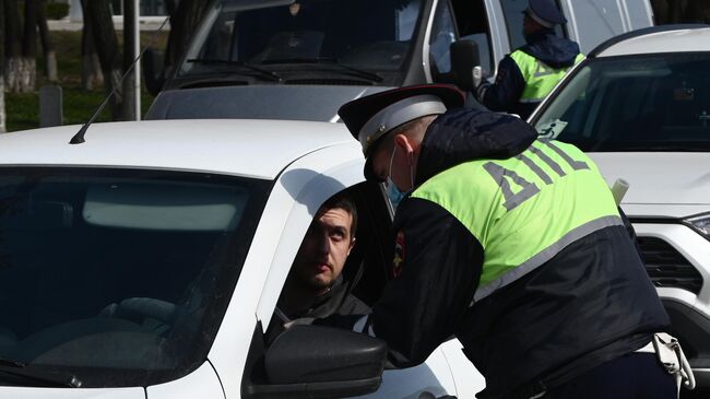 Сотрудники дорожно-патрульной службы проверяют автомобили