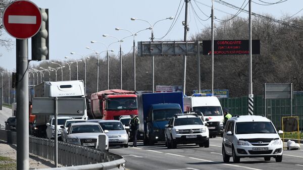 Сотрудники дорожно-патрульной службы проверяют автомобили на посту при въезде в город Ростов-на-Дону