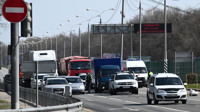 Сотрудники дорожно-патрульной службы проверяют автомобили на посту при въезде в город Ростов-на-Дону