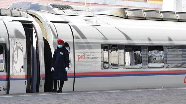 Пассажирский поезд Сапсан на Ленинградском вокзале в Москве 
