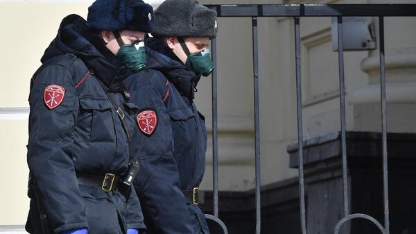 Сотрудники Росгвардии патрулируют территорию у Ленинградского вокзала в Москве