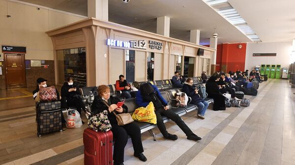 Пассажиры в зале ожидания Ярославского вокзала