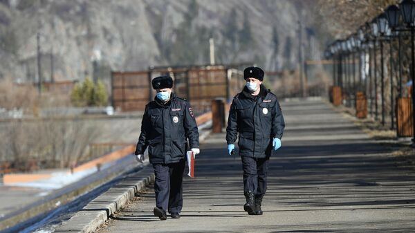 Сотрудники полиции на набережной реки Енисей в Дивногорске