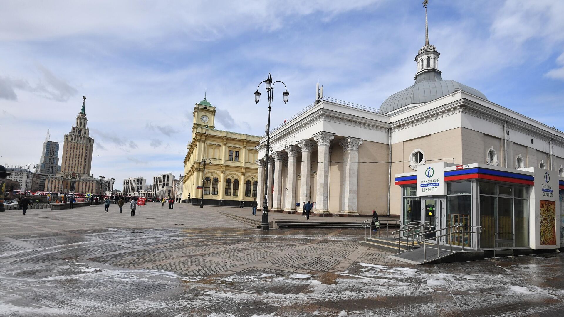 Тротуар у выхода со станции метро Комсомольская в Москве - РИА Новости, 1920, 15.04.2022