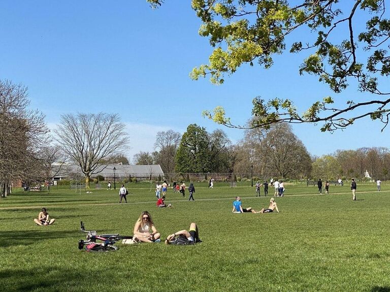 Местные жители в Кенсингтонском парке Лондона, Великобритания