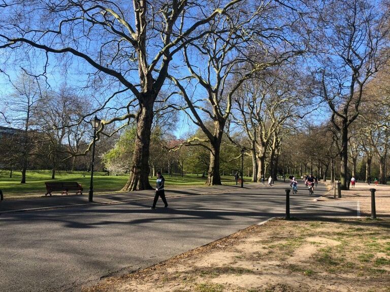 Местные жители в Кенсингтонском парке Лондона, Великобритания