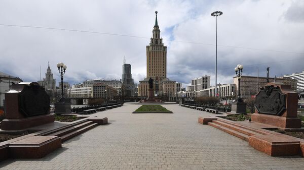 Пустая Комсомольская площадь в Москве